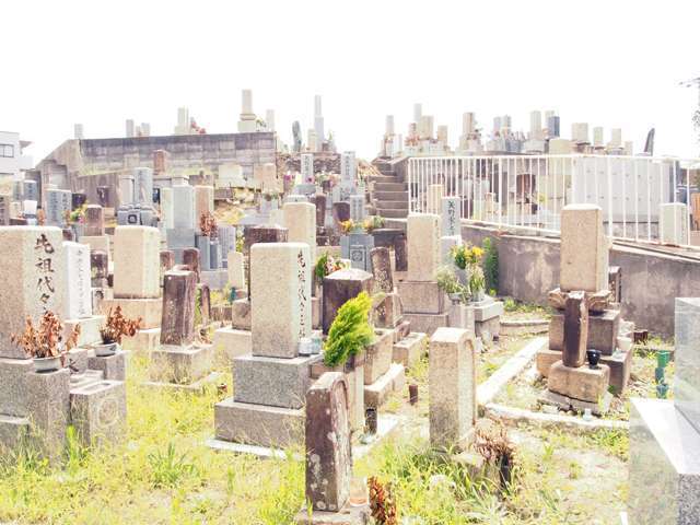 『柏木古墳』。 阪急伊丹線の「稲野」駅~「塚口」駅間の西側に位置する、周囲を民家に囲まれた円墳状の塚地です。