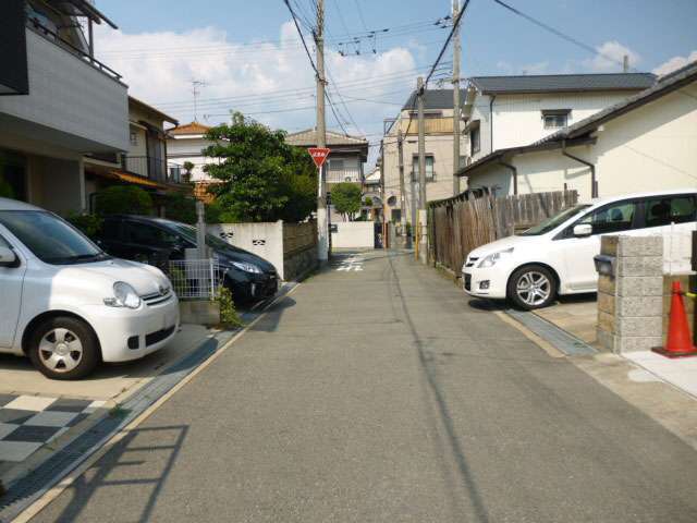 一戸建てやアパートなどが混在しています。