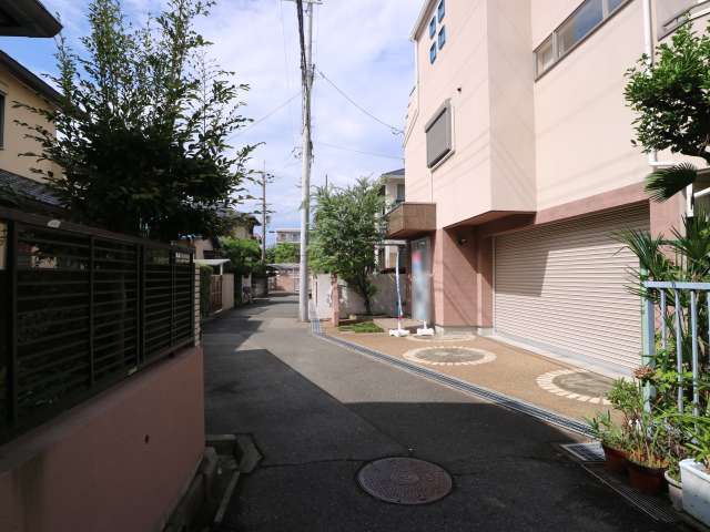 一部道幅が狭くやや入り組んだ場所もありますが、生垣のある家が多く緑豊か。