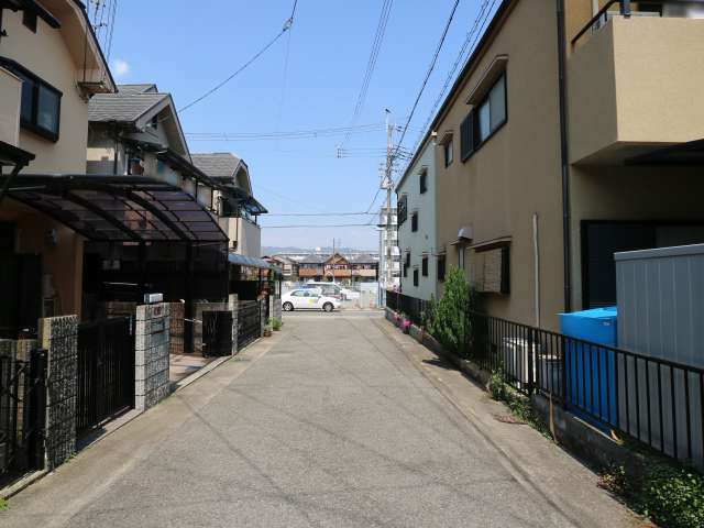 町の北部を南方向から見た景色。一戸建てや団地や多く並んでいます。