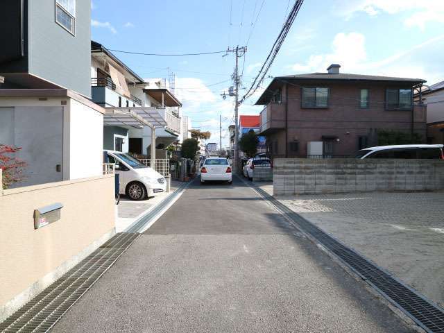 一戸建てとマンションが混在する区画の整った街。