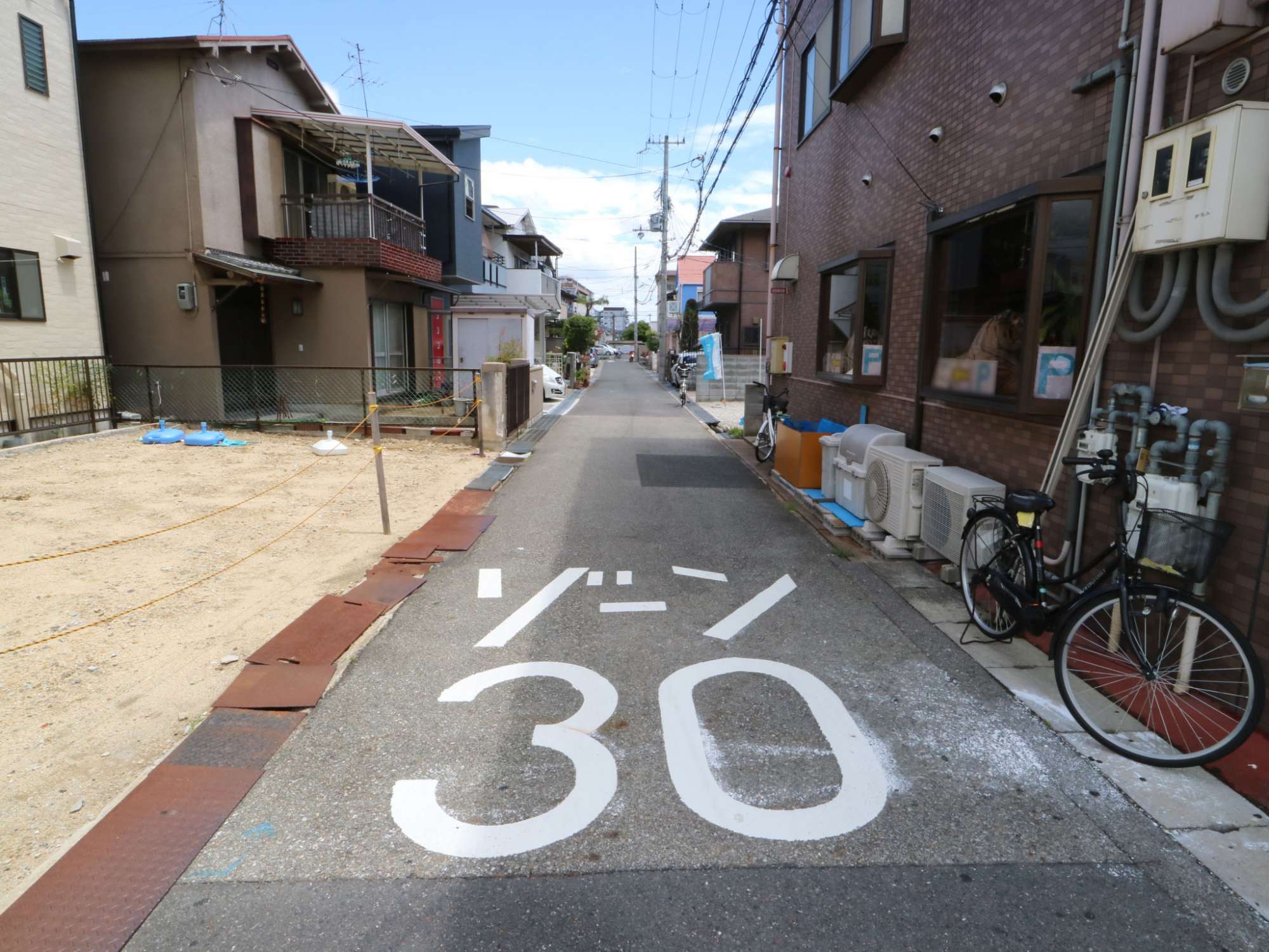 住宅地内は交通量が少なく静かです。地勢はほぼ平坦。