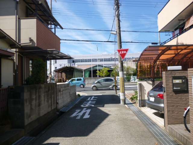 県道から一本中に入ると、道幅は狭くなります。