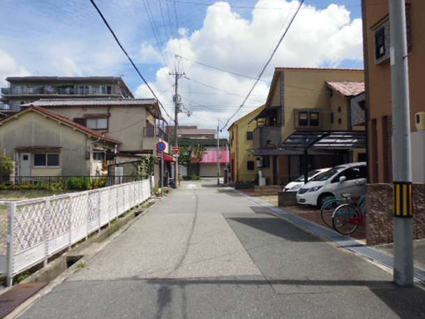 町の東部を西側から見た景色。一戸建てや店舗が並んでいます。