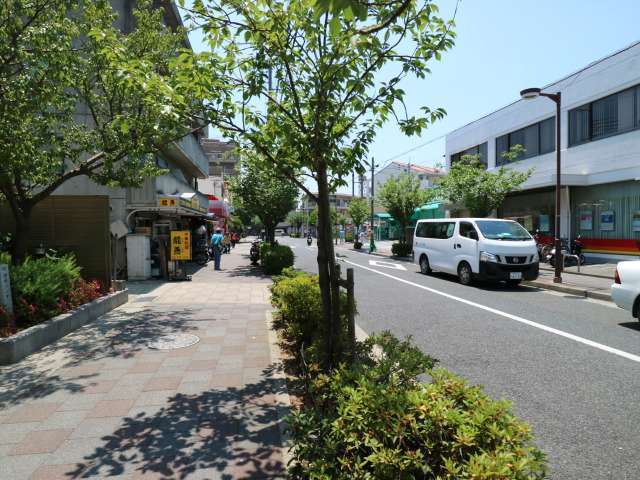 近隣に買物施設や小学校までの教育施設、公共施設などの各種生活施設が揃う暮らしやすい立地。