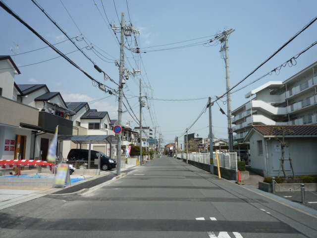 一戸建ての他に、マンションなども混在する住宅街。