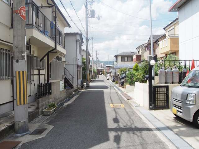 道幅は狭いですが、一戸建てが整然と立ち並んだ街並み。
