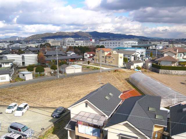 『北伊丹』近景。田畑と住宅が混在するのどかな住宅地です。