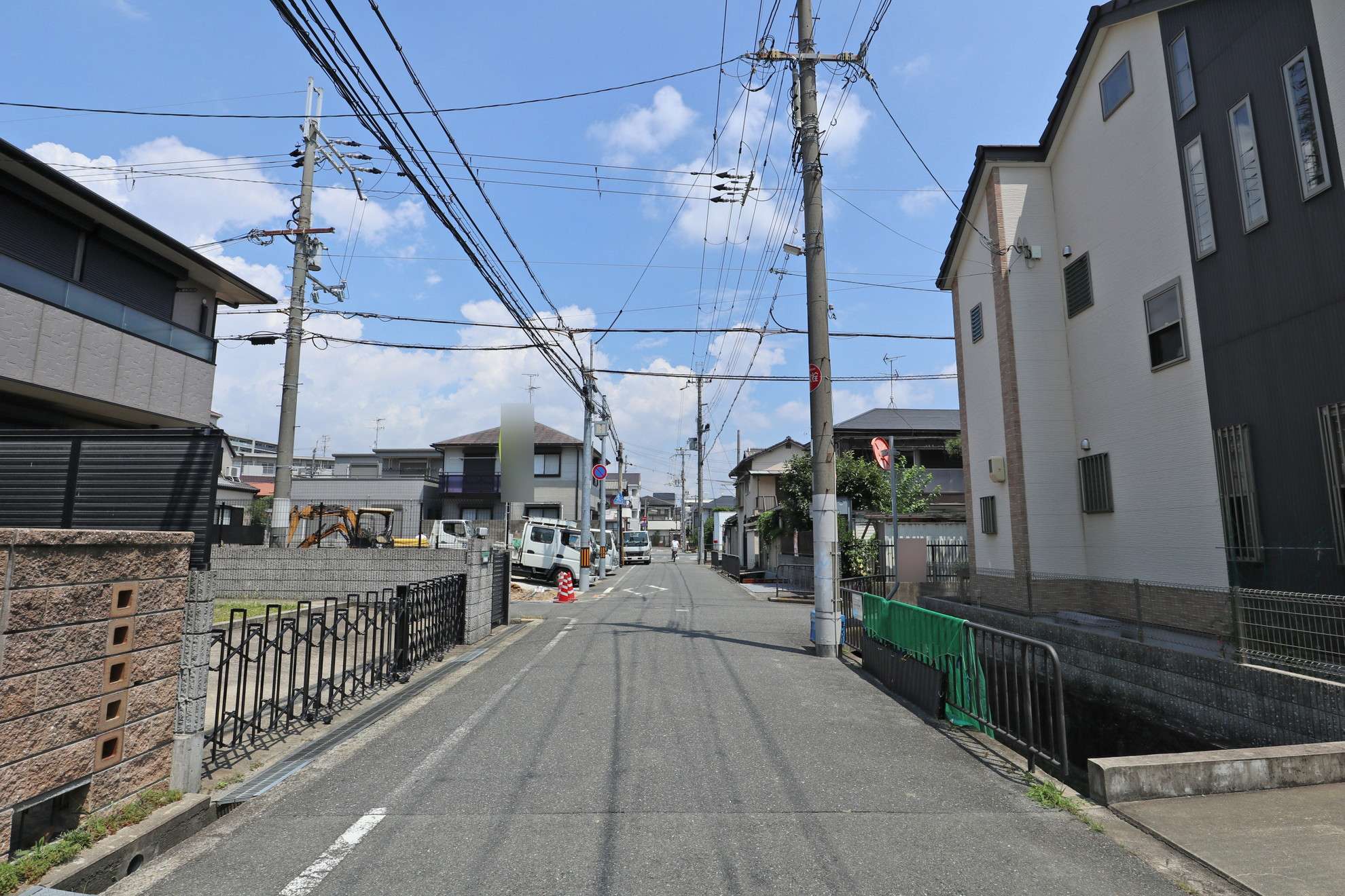 『行基町3丁目』は一戸建てが中心に並ぶ区画の整った住宅地。