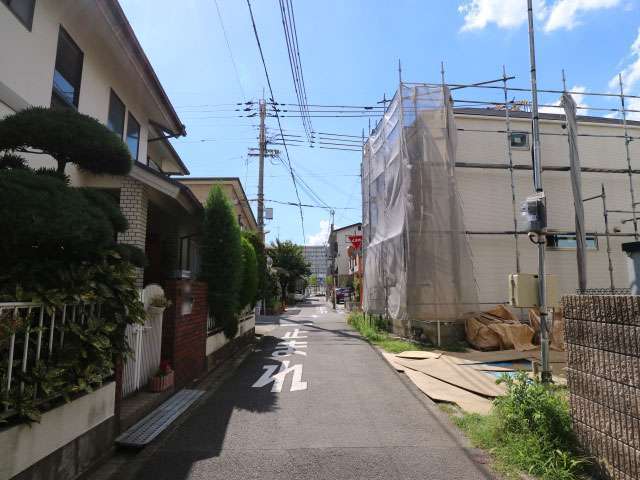 道幅はやや狭いですが、概ね区画の整った街並み。