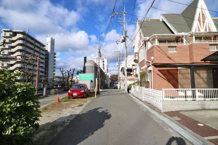 『北本町1丁目』は一戸建てやマンション、店舗などが混在する町。