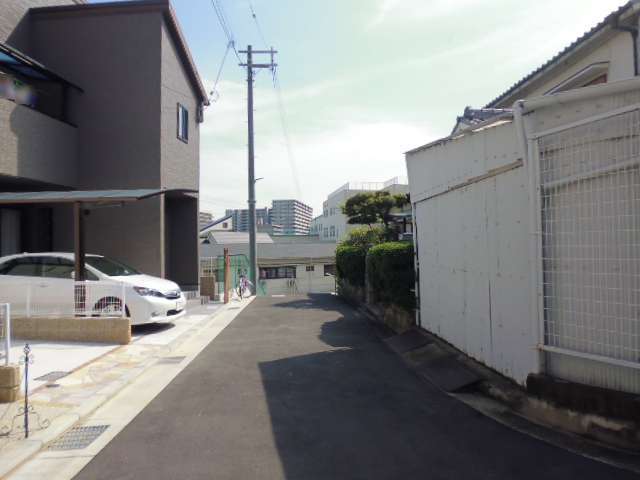 町の南東部を西方向から見た景色。小高い丘の上にあり、遠くのマンションなどが見渡せます。