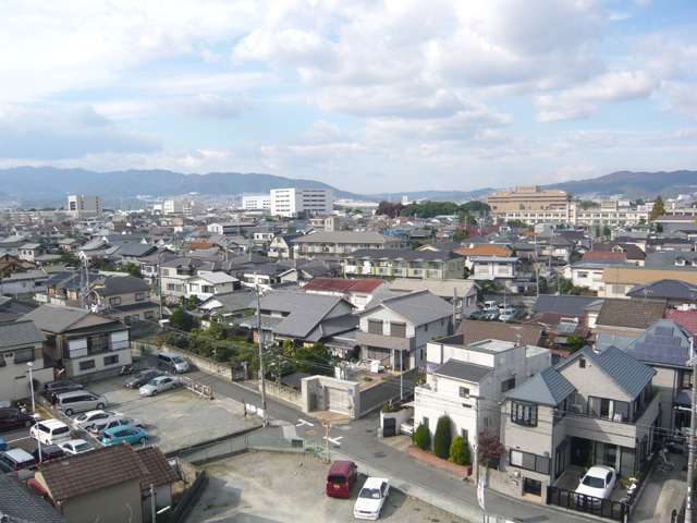 『昆陽2丁目』遠景。一戸建てが建ち並ぶ住宅地。道幅は狭く、入り組んでいるところも多くあります。