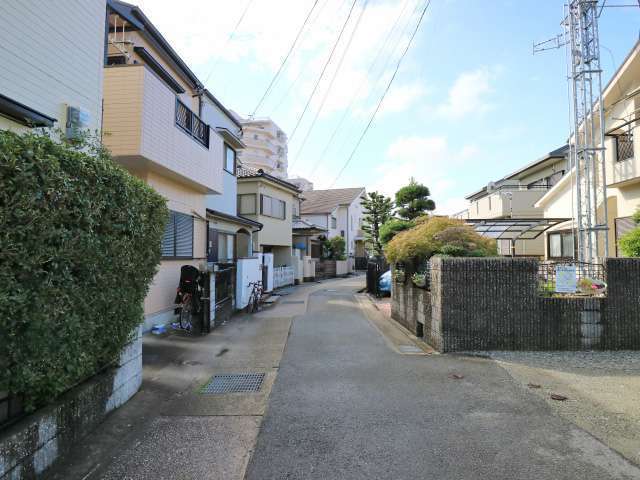 奥に見えるのは、町内で唯一の大規模マンション、『レジデンス昆陽』です。