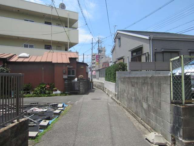 町の北東部を東方向から見た景色。道幅が狭い街路が多く見られます。