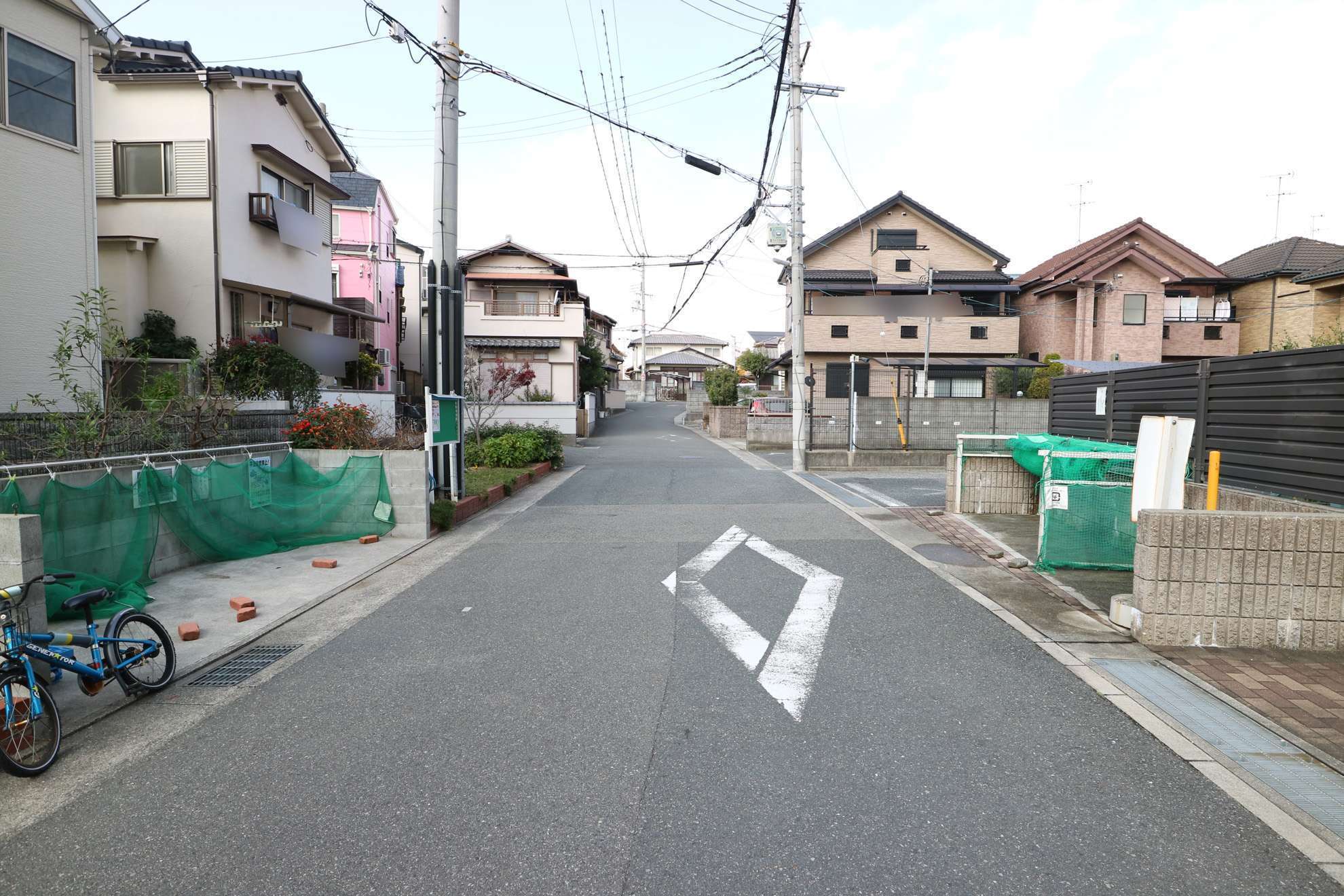 住宅地エリアには、一戸建てが多く立ち並んでいます。