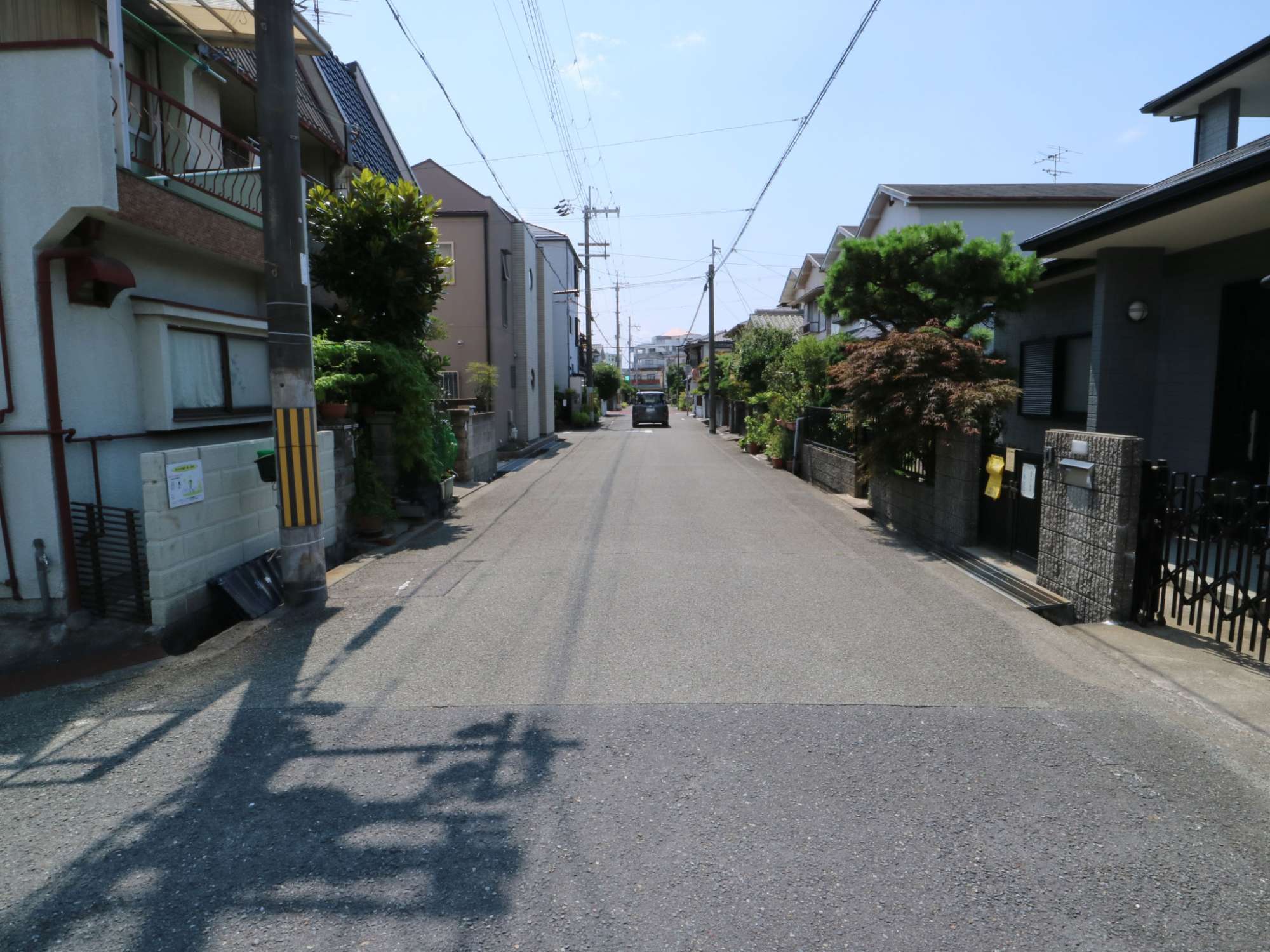 閑静な住宅地。地勢は平坦です。