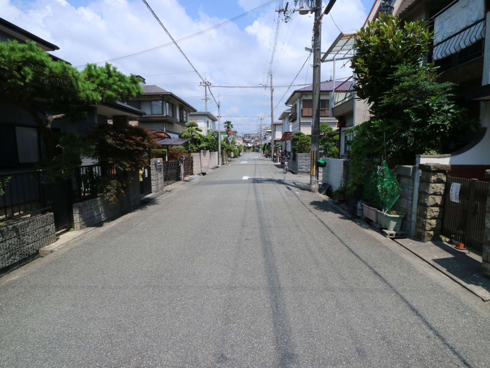 道幅が広く区画の整った街並みが魅力です。