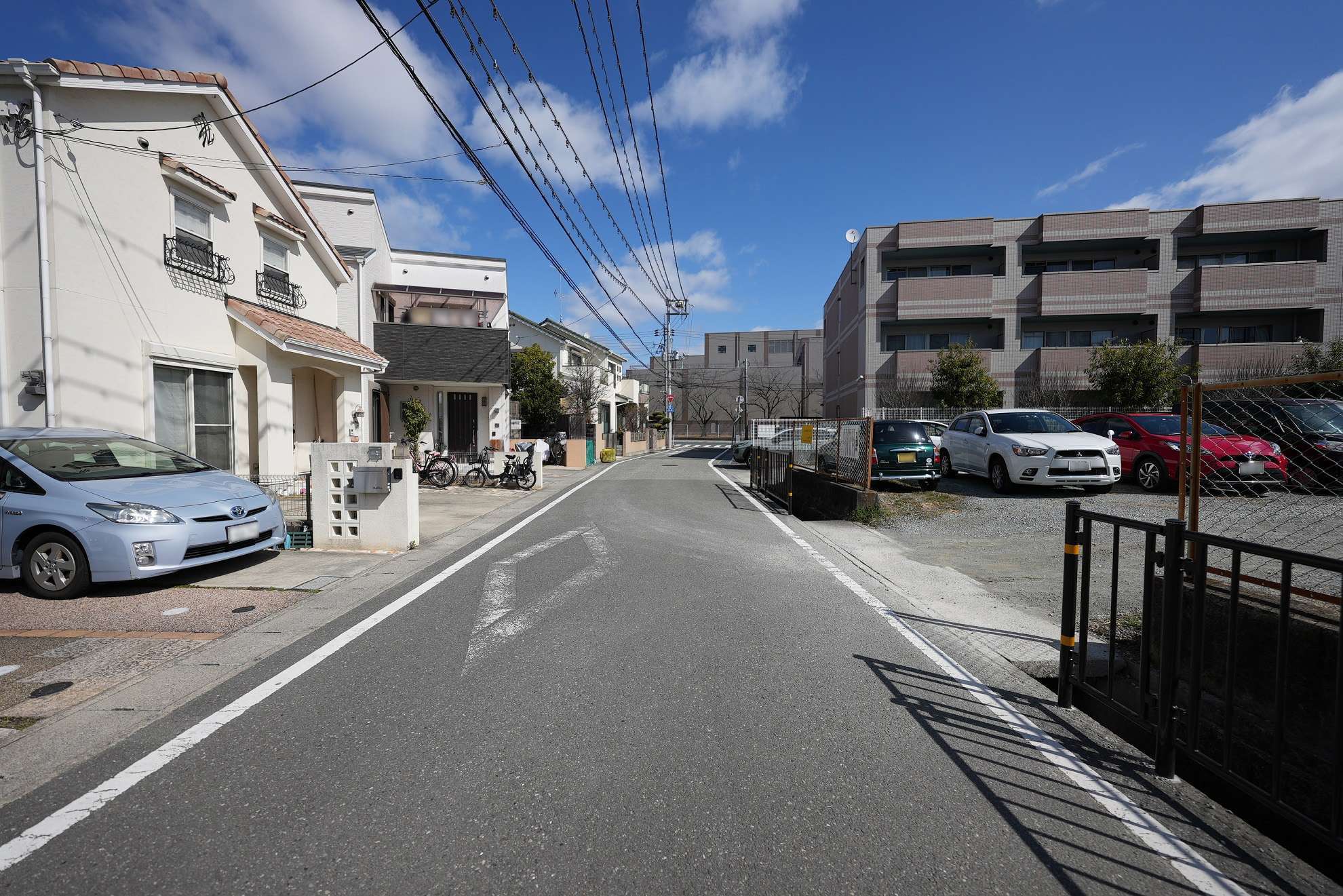 町の東側は、一戸建てやマンション、店舗、事務所などが混在しています。地勢は平坦です。