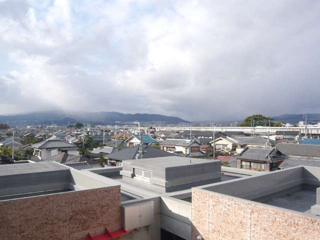 阪急伊丹線の西側に広がる住宅地で、一戸建てが建ち並んでいます。