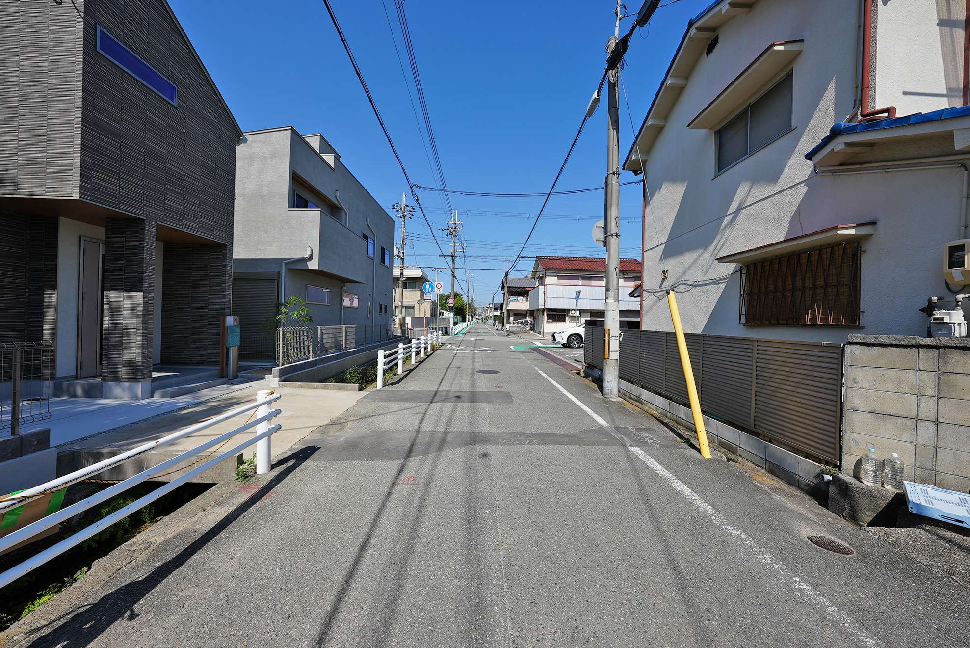 やや狭めの街路沿いに、一戸建てが立ち並んでいます。