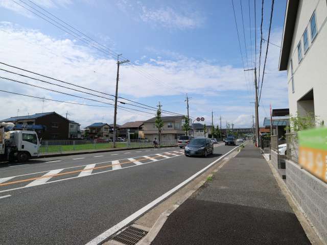 町の西側を走る県道332号線。奥に見えるのは山陽新幹線のの高架です。