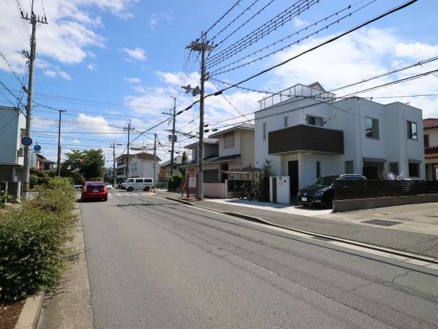 地勢は平坦。道幅も広く、区画が整っています。