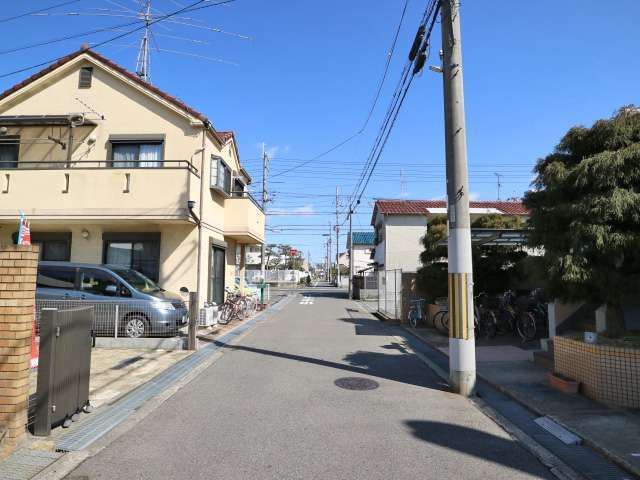 低層住居専用地域に指定され、敷地の広い一戸建てが多く立ち並んでいます。