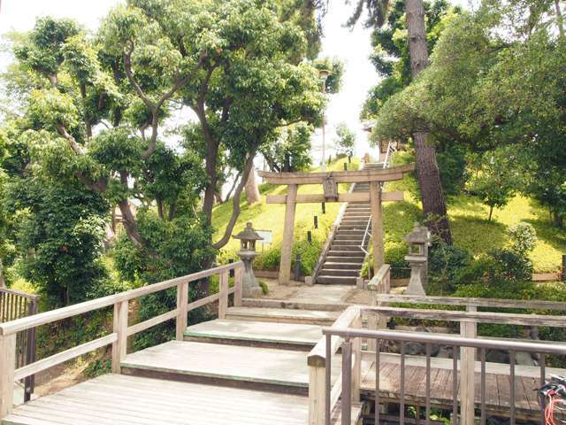 塚口古墳群の北端に位置す『御願塚古墳』。多くの古墳が宅地開発により失われた中で、ほぼ造営当時の原型を留めている前方後円墳。