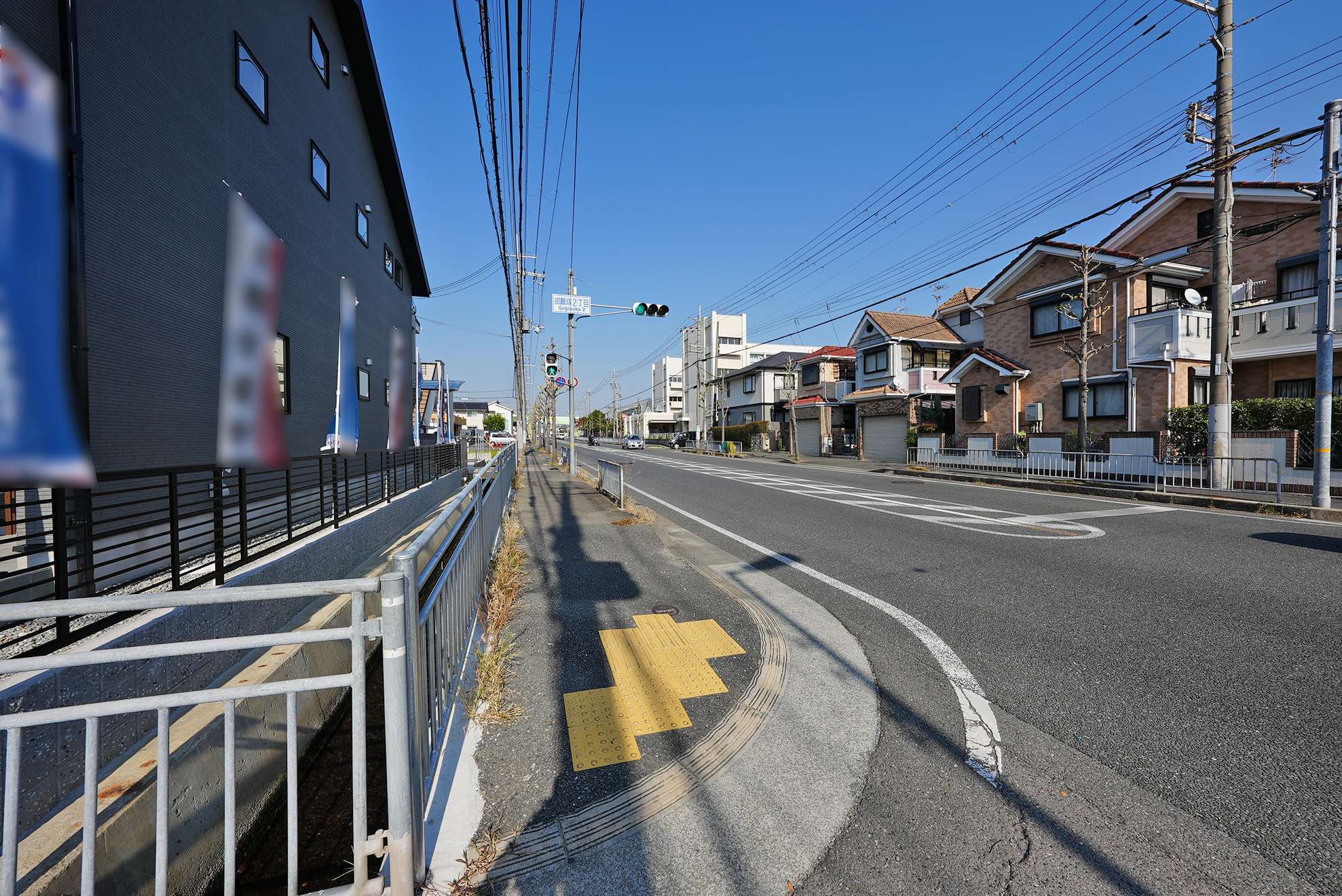 道路沿いに規則正しく建物が立ち並ぶエリアです。