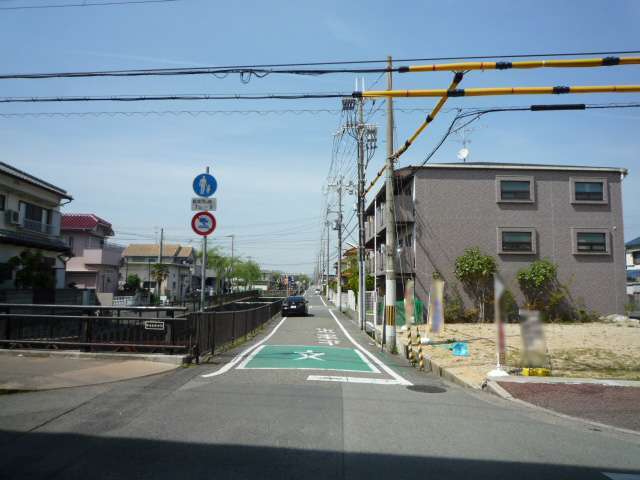 町の南西部を南方向から見た景色。直線的な道路が多く、遠くの景色まで見渡せます。