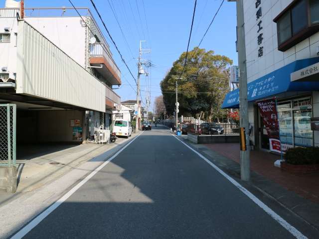 住宅の他に、事務所などが混在しています。