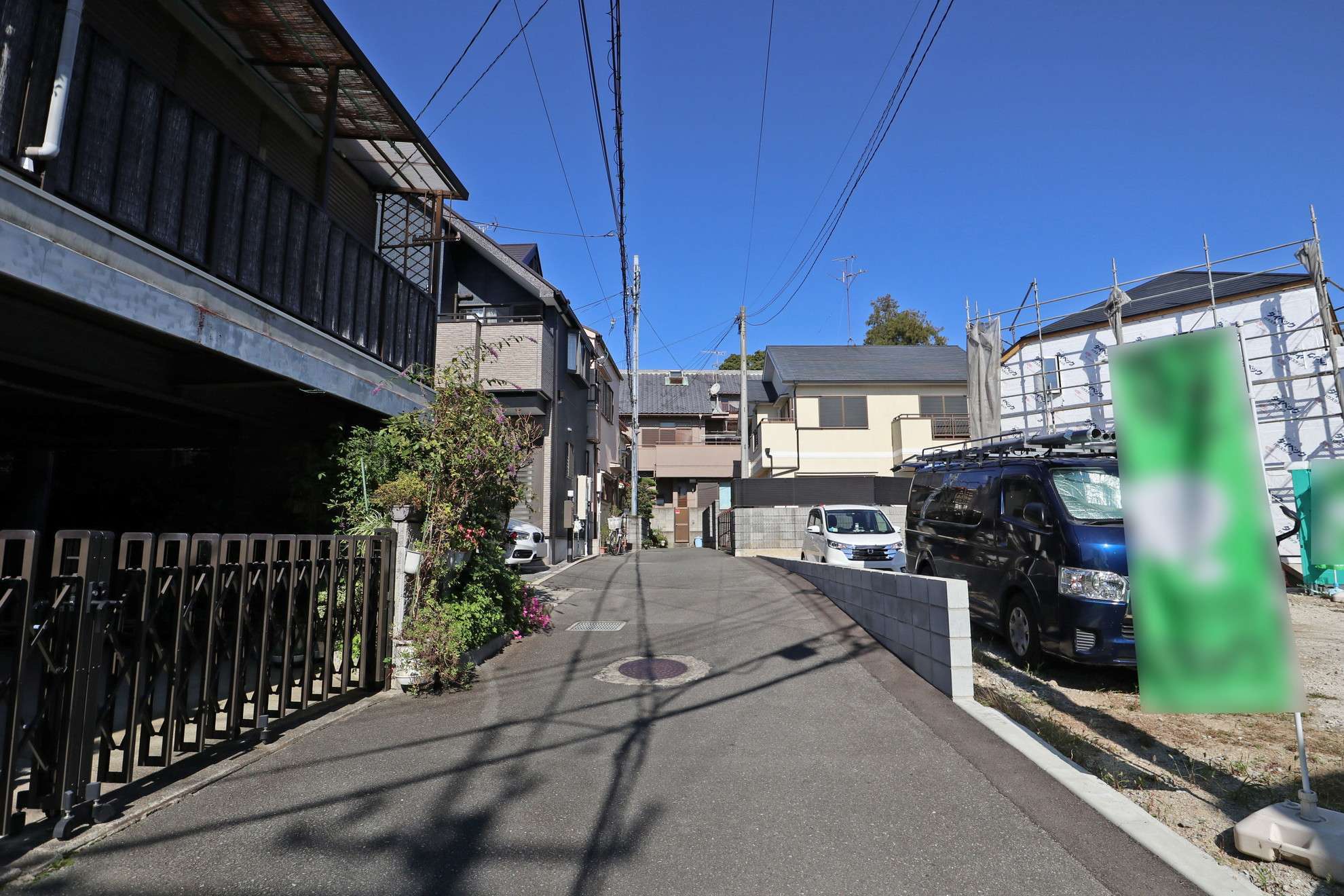 一戸建てが中心に立ち並んでいます。