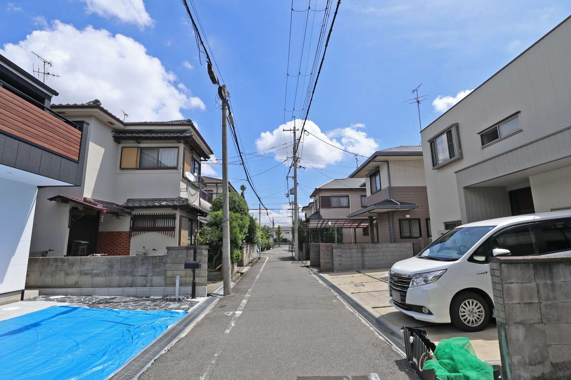 『鈴原町1丁目』は一戸建てが中心に並ぶ閑静な住宅地。