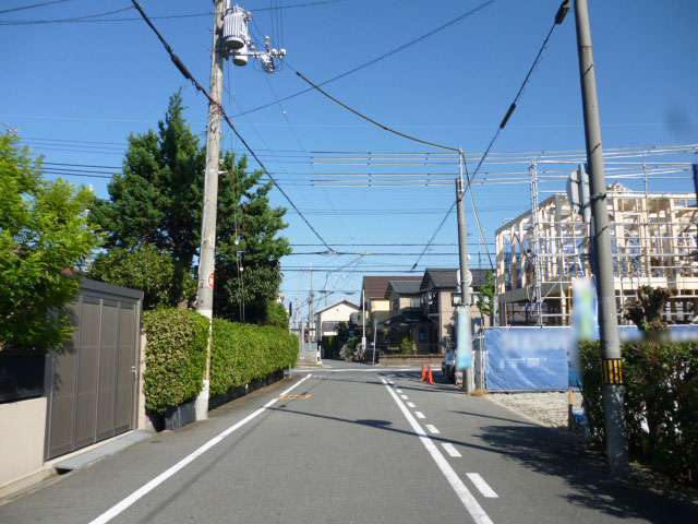 道幅はやや狭く一方通行の道路が多くなりますが、区画の整った街並み。