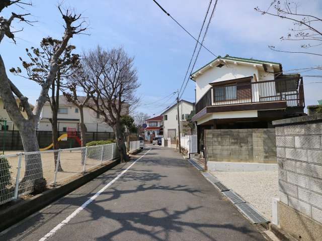 町の中央部を東方向から見た景色。一戸建てが多く見られます。