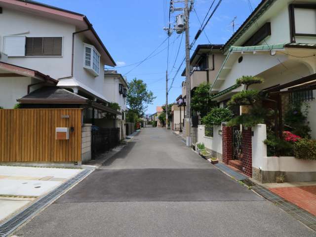 道幅は狭いところもありますが、生垣や手入れの行き届いた庭木のある家が多く、緑の潤いを感じられる街並みです。
