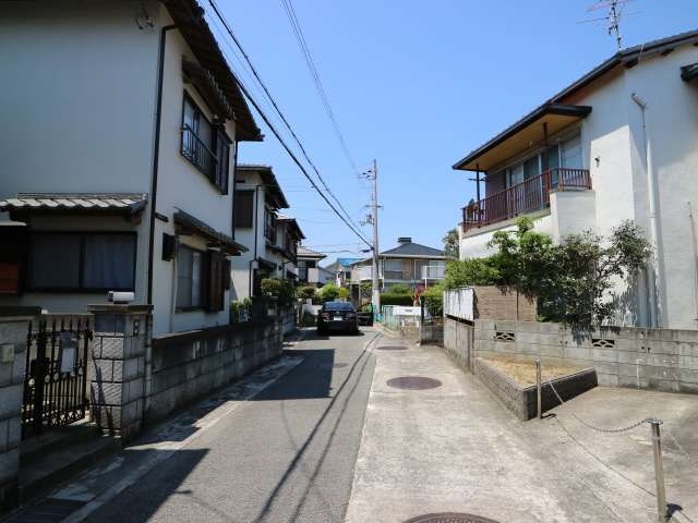 町の南部を東方向から見た景色。狭く入り組んだ街路沿いに一戸建てが並んでいます。