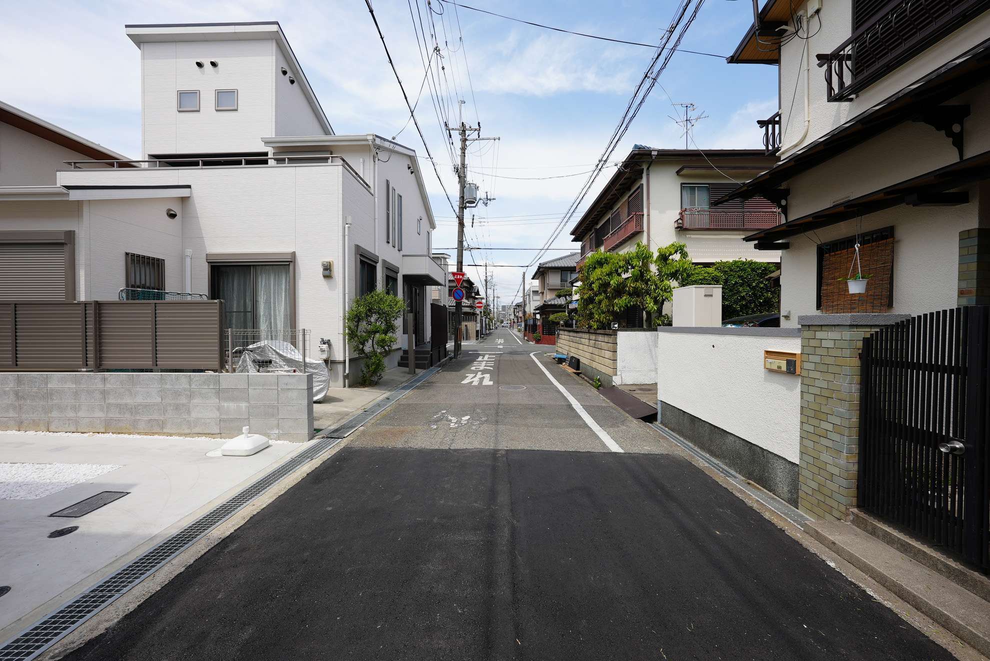 一戸建てが多く並んでいます。