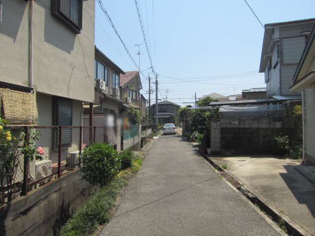 一部狭くて入り組んだ街路があります。