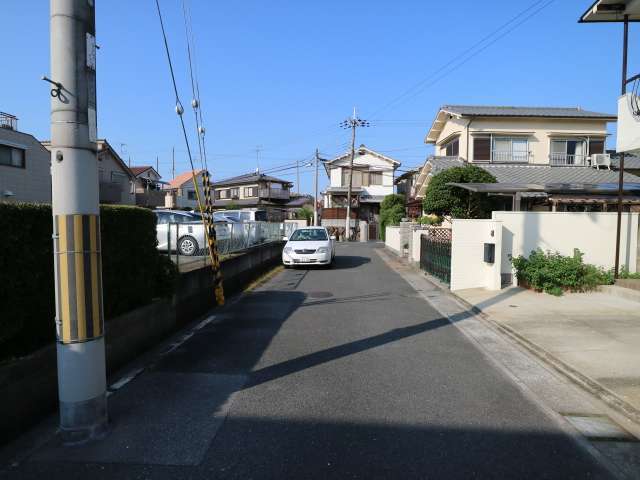 区画の整った街並みで、一戸建てやマンションなどが混在しています。