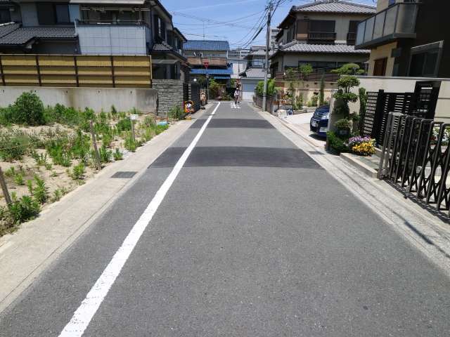 車通りが少ないため落ち着いた雰囲気の街並みです。