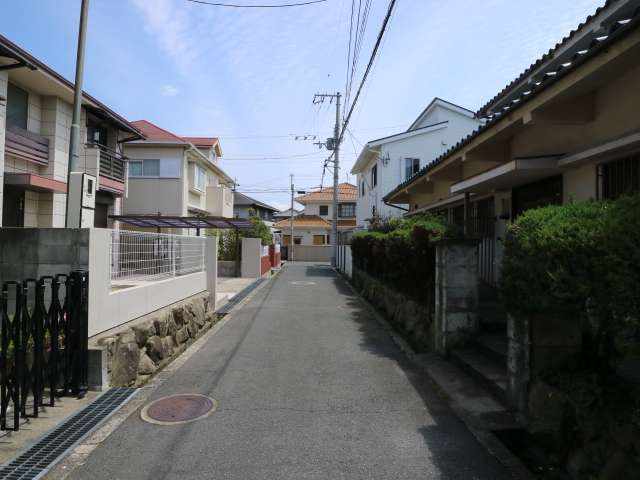 戸建が多く立ち並び、地勢は平坦です。
