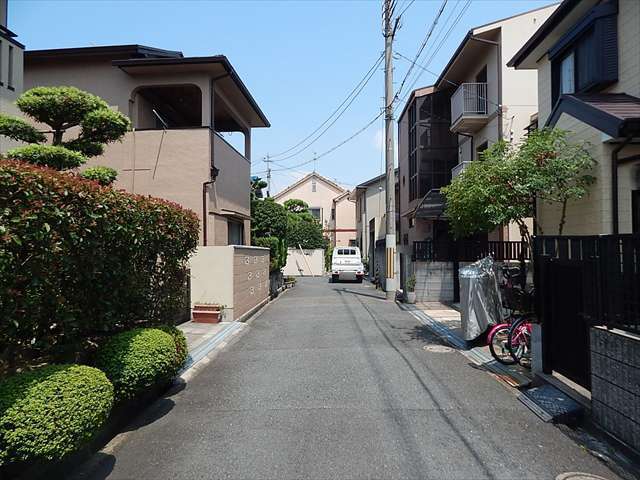 手入れの行き届いた生垣のある家が多く、緑豊かな住環境。