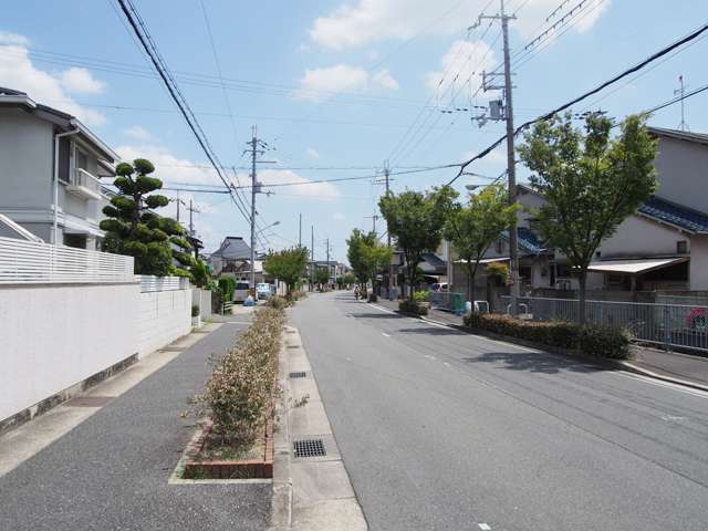 小道から一本で開けた道路に出れます。県道142号線と交わるため、車の移動がスムーズです。