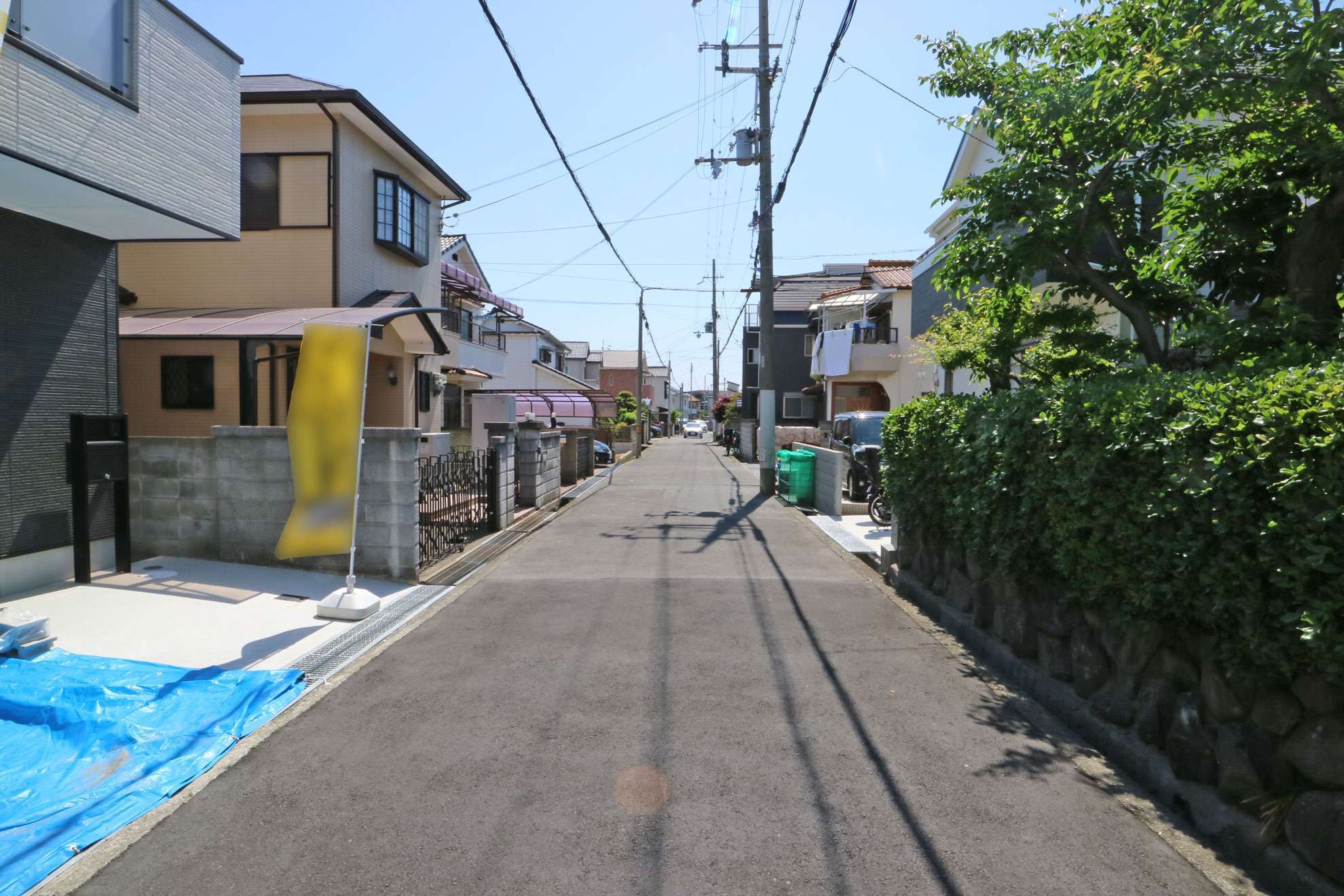 一戸建てが主に並んでいます。道幅は狭いですが、閑静な住環境が魅力です。