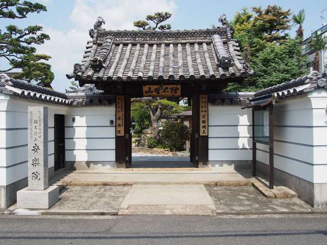 『安楽院』。行基菩薩がこの地で千人の僧を集めて供養したことから、千僧という地名がついたと言われています。