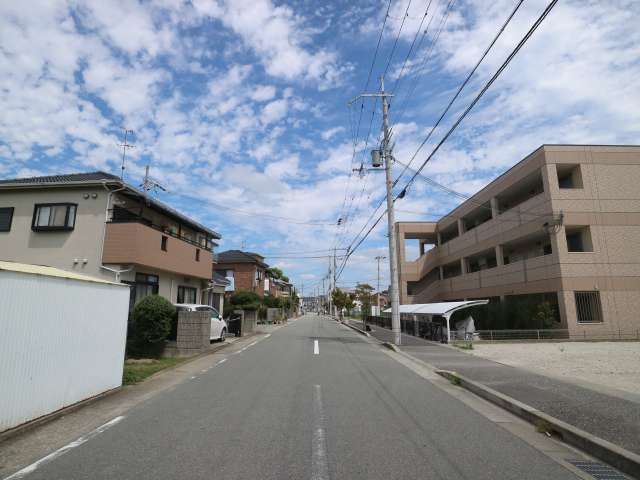 町の全域が中高層住居専用地域に指定され、戸建やマンションが中心に混在しています。