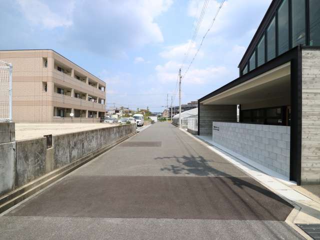 地勢は平坦。一部入り組んだ場所もありますが、比較的道幅は広めです。