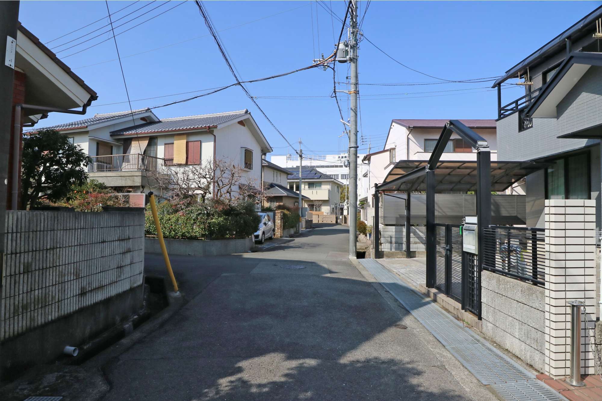 道幅は狭いところも多くありますが、車通りの少ない静かな住環境です。